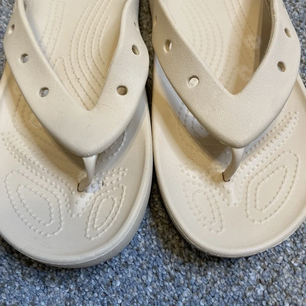 Crocs Thong Flip Flop Sandals M6 W8 Ivory Lightweight Comfort Slide Beach Casual